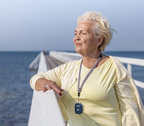 Femme senior détendue face à la mer